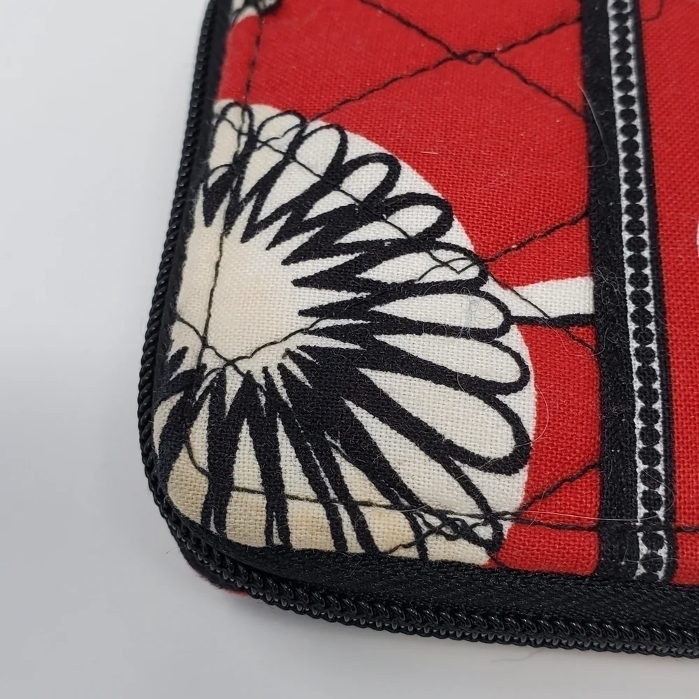 VERA BRADLEY CARRY IT ALL WRISTLET WALLET RED WHITE BLACK DECO DAISY QUILTED